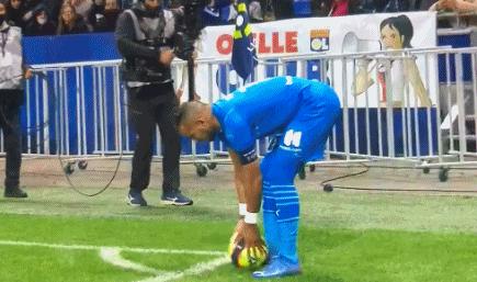 澳超半场：德利安诺夫两送失误，麦克阿瑟暂2-1喷气机（半场战报：德利安诺夫两度失误，麦克阿瑟暂以2-1领先喷气机）