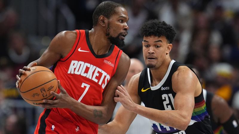 不给冠军面子？为王博颁戒指掉地上，楼明更衣室领奖，球迷：太教条了（冠军礼仪翻车？王博颁戒指意外落地，楼明转赴更衣室领奖，球迷吐槽太教条）