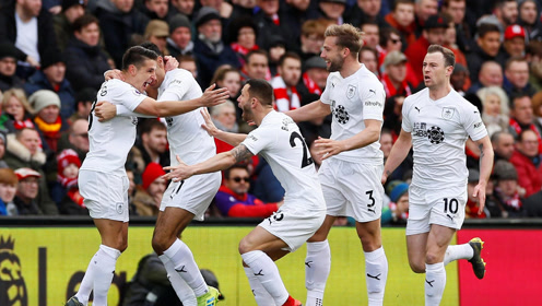 拜仁欧冠战巴黎大名单：凯恩领衔，诺伊尔、卡尔在列（拜仁欧冠迎战巴黎大名单：凯恩压阵，诺伊尔、卡尔在列）