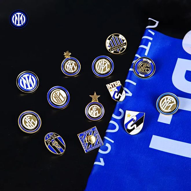 成绩斐然，加斯佩里尼被罗马球迷描绘成魔法师形象画在墙上（战绩辉煌，加斯佩里尼被罗马球迷以魔法师形象涂鸦上墙）