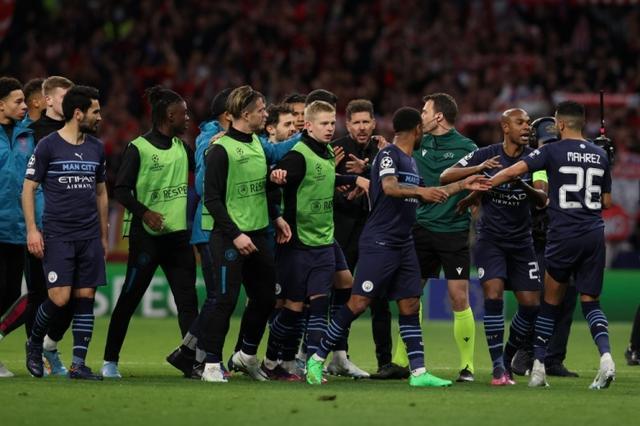 喀麦隆体育部长与足协主席埃托奥决裂，前者指责后者操纵选举（喀麦隆体育部长与足协主席埃托奥关系破裂，部长指控其操纵选举）