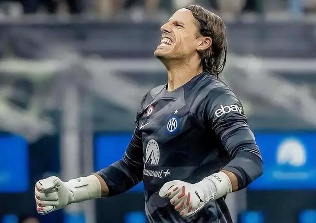 暖心，赫伊森和居莱尔赛前列队时把外套脱给球童以抵御寒冷（暖心一幕：赫伊森与居莱尔赛前将外套递给球童御寒）