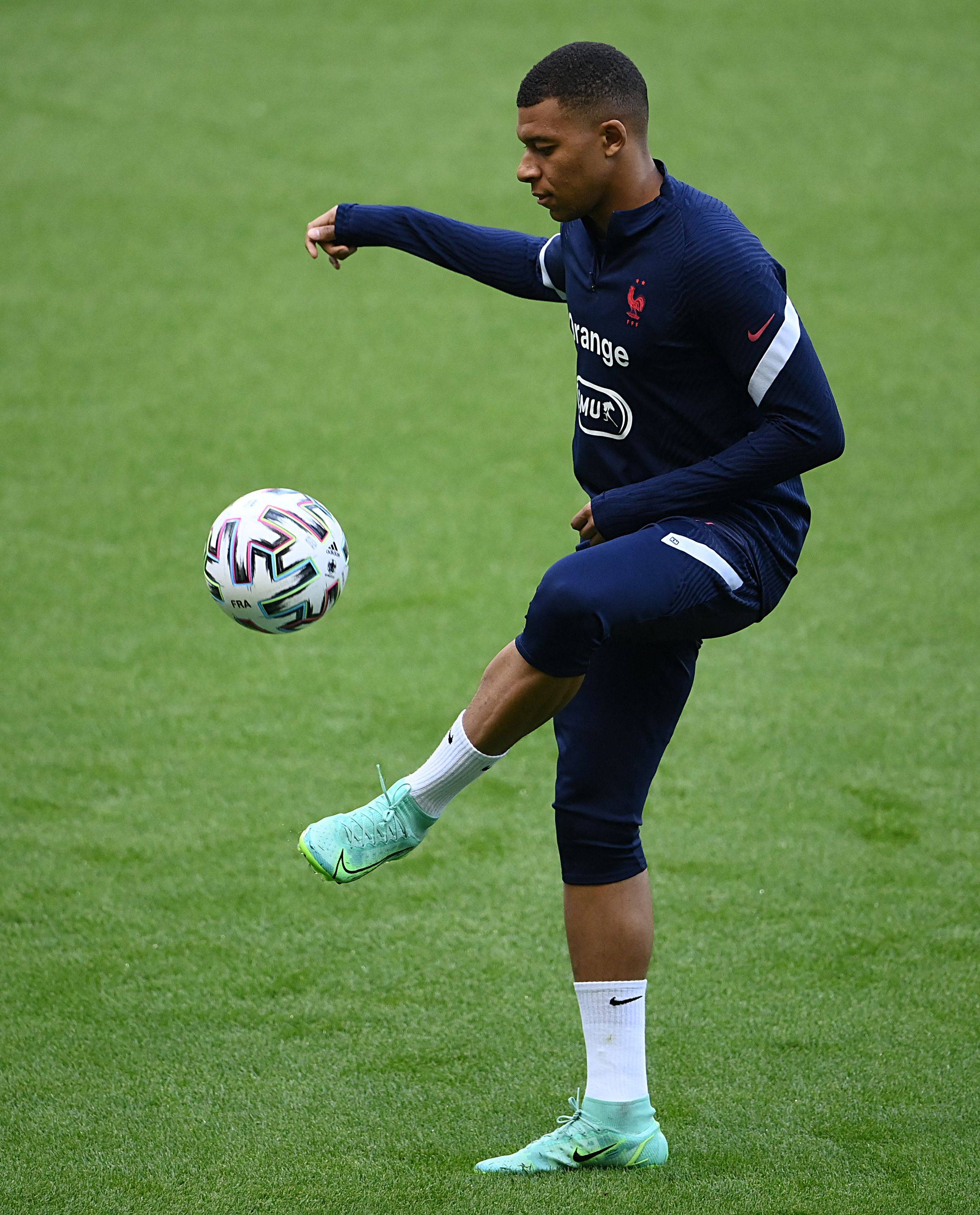 王洪亮：美国巴西身体强太多；若早跟她们踢热身赛或许会好些（王洪亮：美国、巴西身体优势太明显；若提前热身交手或许会更好）