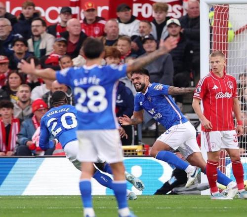 半场战报：博洛尼亚1-2克雷莫内塞，奥尔索利尼点射，瓦尔迪、帕耶罗破门（半场快讯：博洛尼亚1-2暂落后克雷莫内塞，奥尔索利尼点球命中，瓦尔迪与帕耶罗进球）