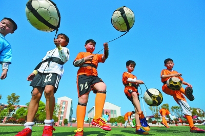 安东内拉晒为蒂亚戈庆生照，举办了一个巴萨主题生日派对（安东内拉晒出蒂亚戈生日照：巴萨主题派对热闹举行）