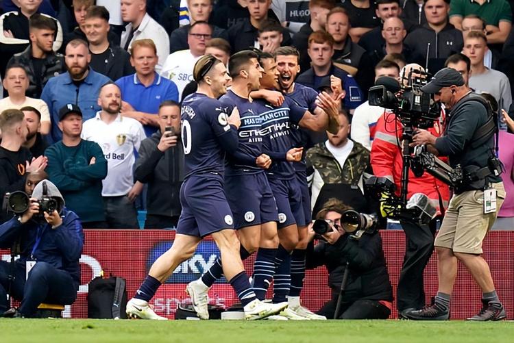 帽子戏法，莱万当选塞尔塔vs巴萨全场最佳（莱万戴帽，荣膺塞尔塔战巴萨全场最佳）