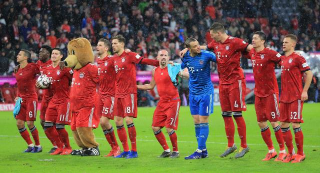 科曼称赞阿尔克马尔19岁中场斯密特：他身上的特质像佩德里（科曼点赞阿尔克马尔19岁新星斯密特：身上有佩德里的影子）