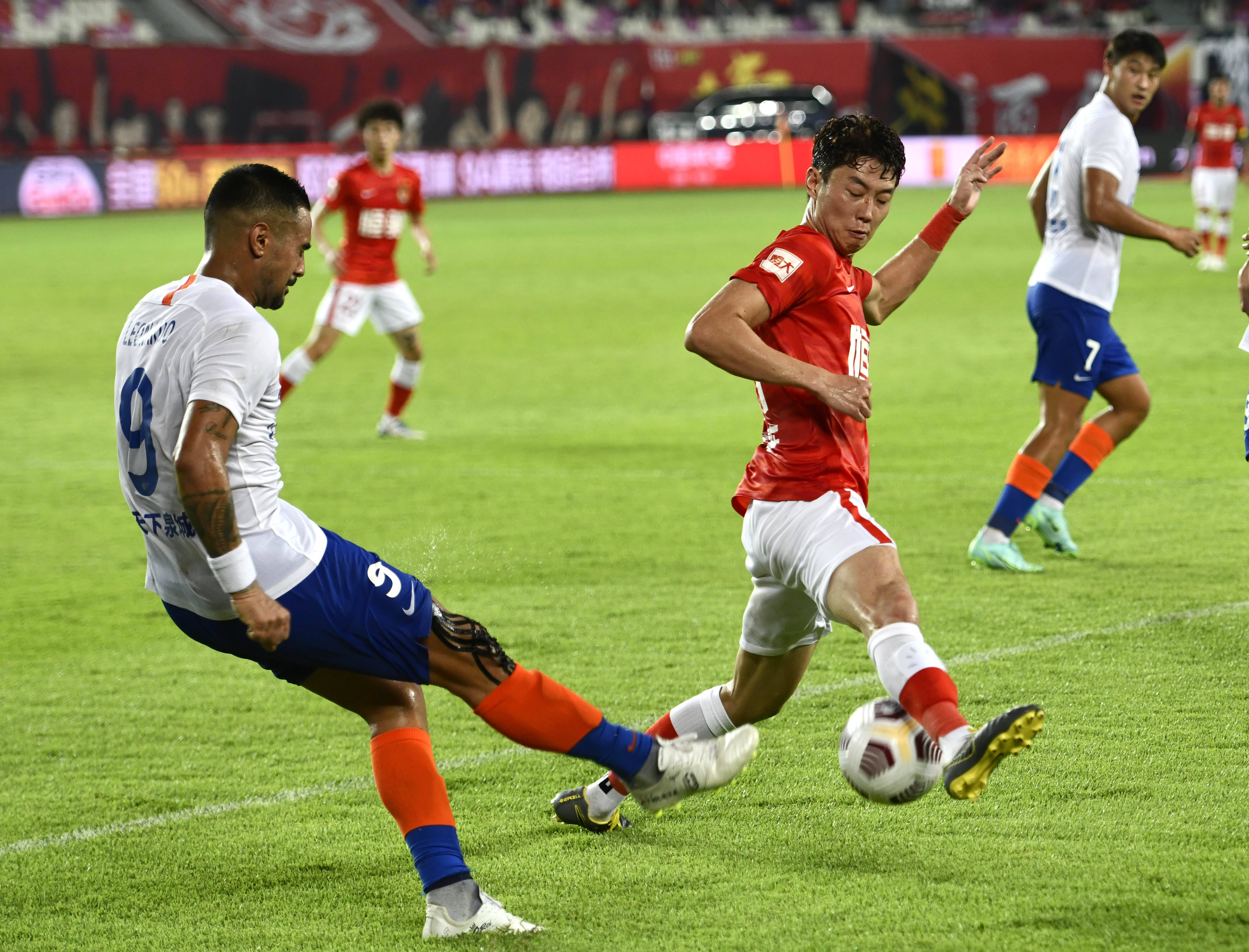 半场战报：本菲卡0-0勒沃库森，奥塔门迪中柱（半场速讯：本菲卡与勒沃库森互交白卷，奥塔门迪中柱憾失良机）